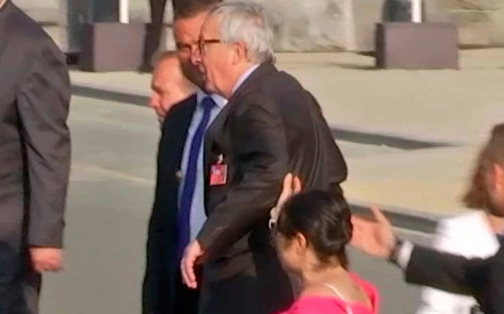 Υποβασταζόμενος ο Γιούνκερ στην αναμνηστική φωτογραφία της συνόδου του ΝΑΤΟ (βίντεο)